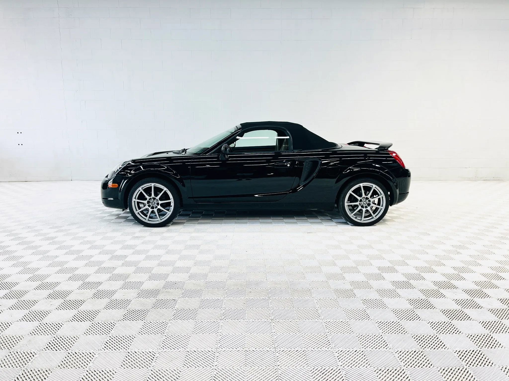 Used 2002 Toyota MR2 RWD image 1