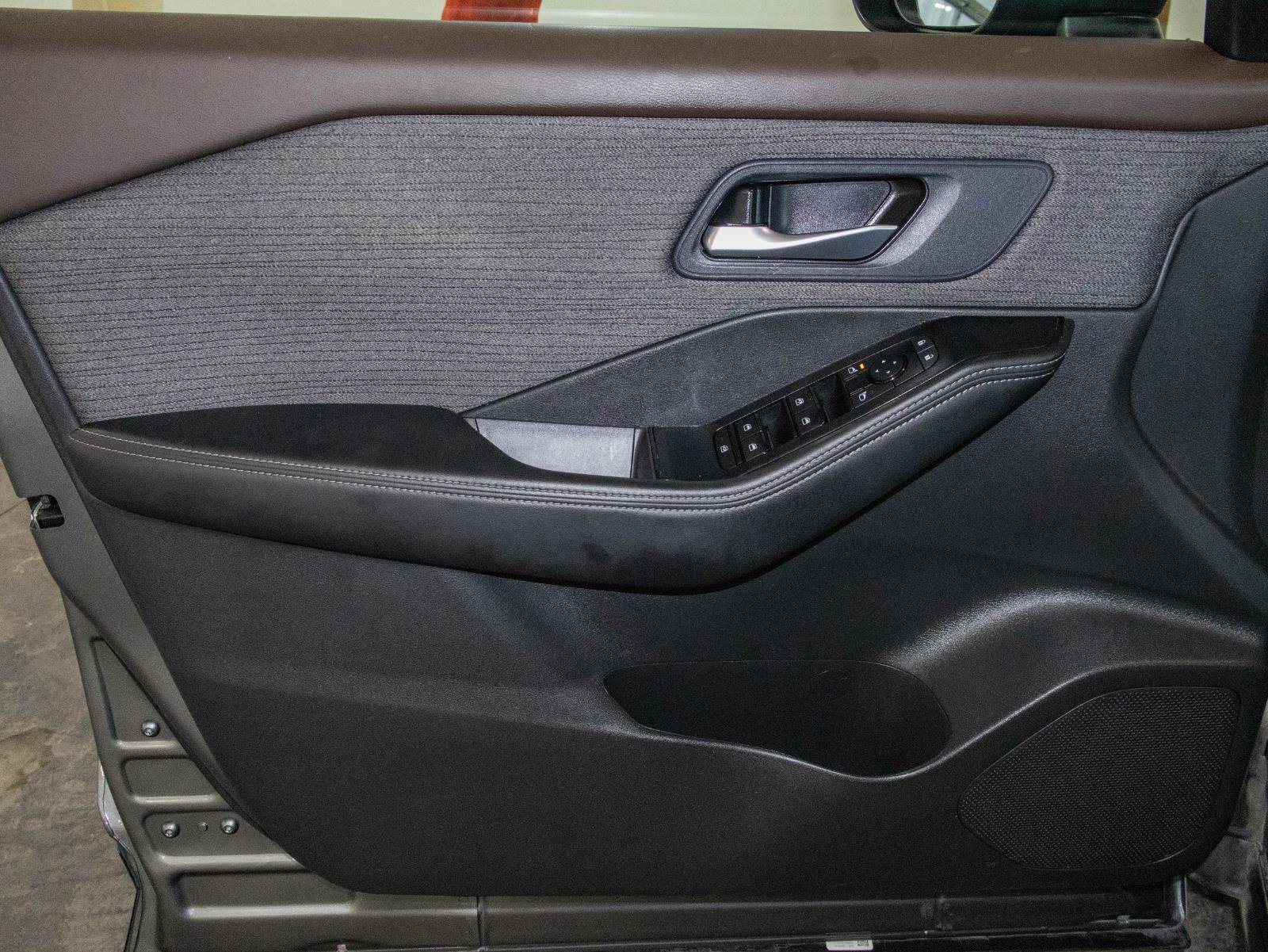 Used 2023 Nissan Rogue SV image 10