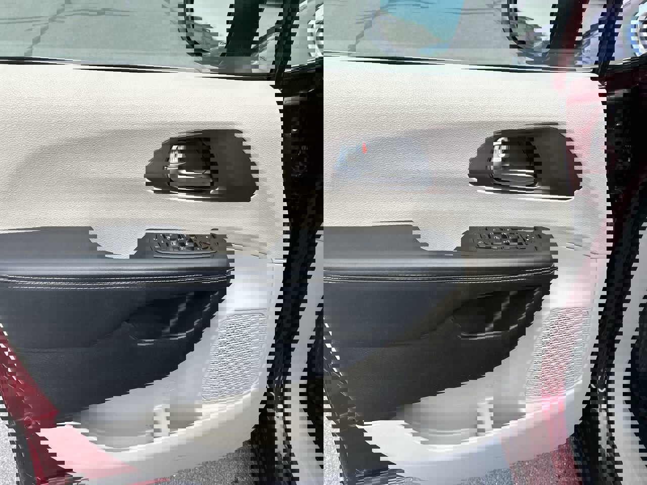 Used 2023 Chrysler Voyager LX image 18