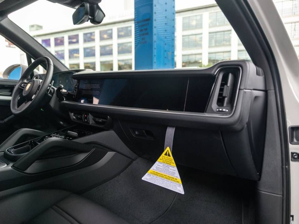 Certified 2026 Porsche Cayenne AWD/4WD image 28