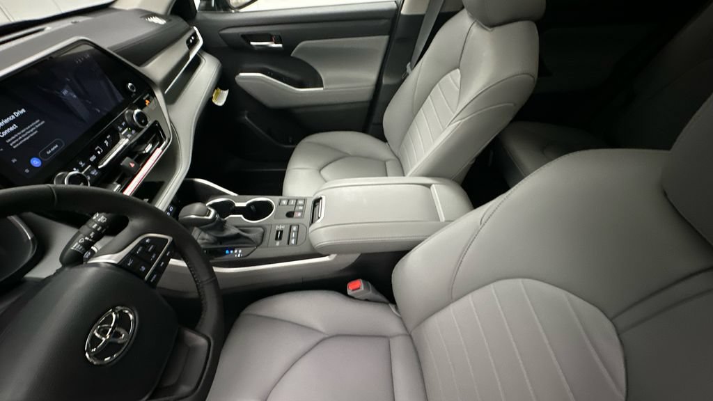 Certified 2024 Toyota Highlander XLE AWD/4WD image 15