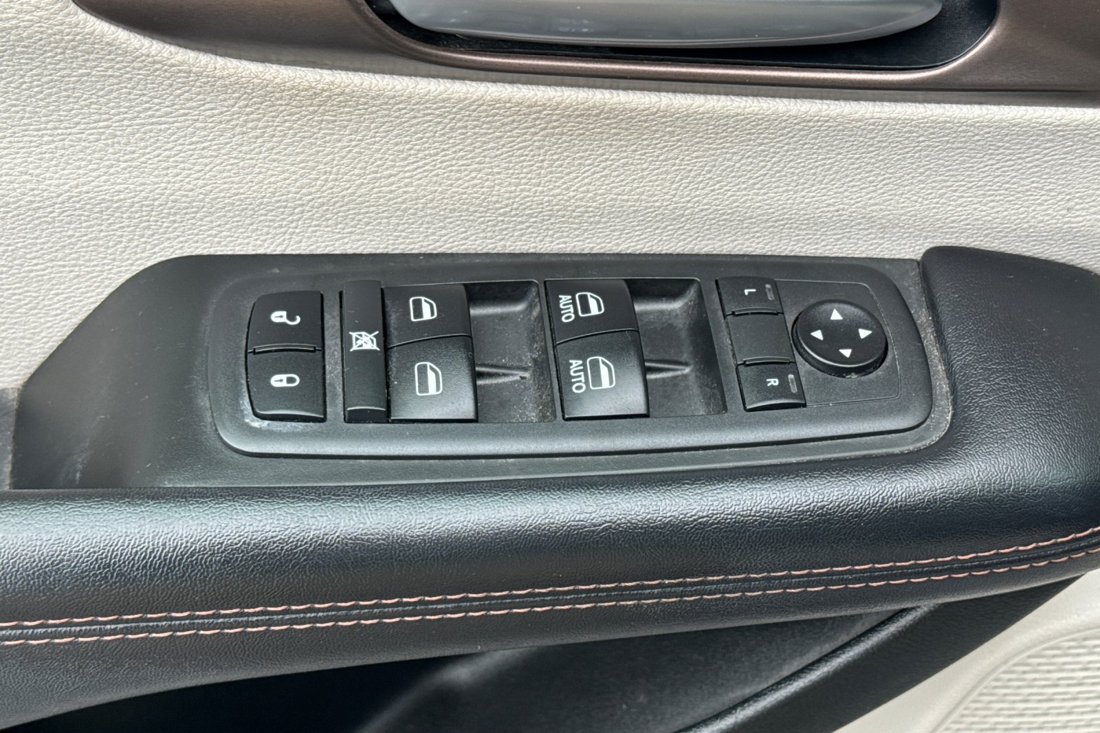 Used 2018 Chrysler Pacifica Touring-L FWD image 10