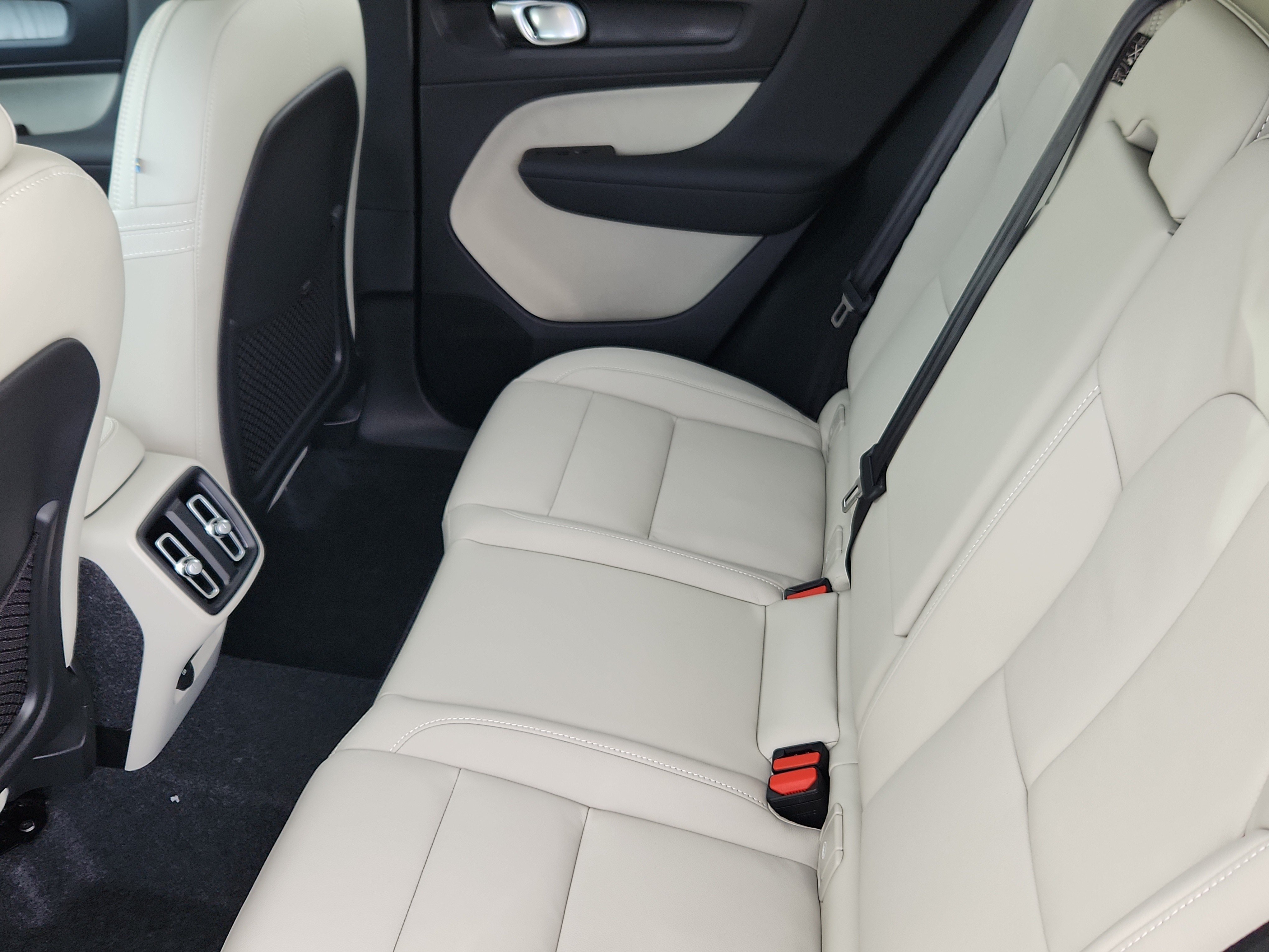 New 2026 Volvo XC40 B5 Ultra w/ Climate Package AWD/4WD image 17