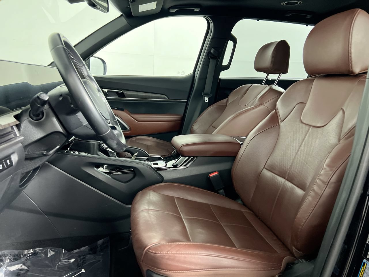 Used 2024 Kia Telluride EX w/ EX Captain's Chair Package FWD image 12