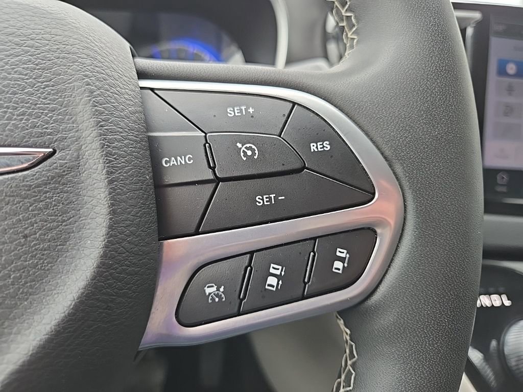 Used 2024 Chrysler Pacifica Touring-L image 40