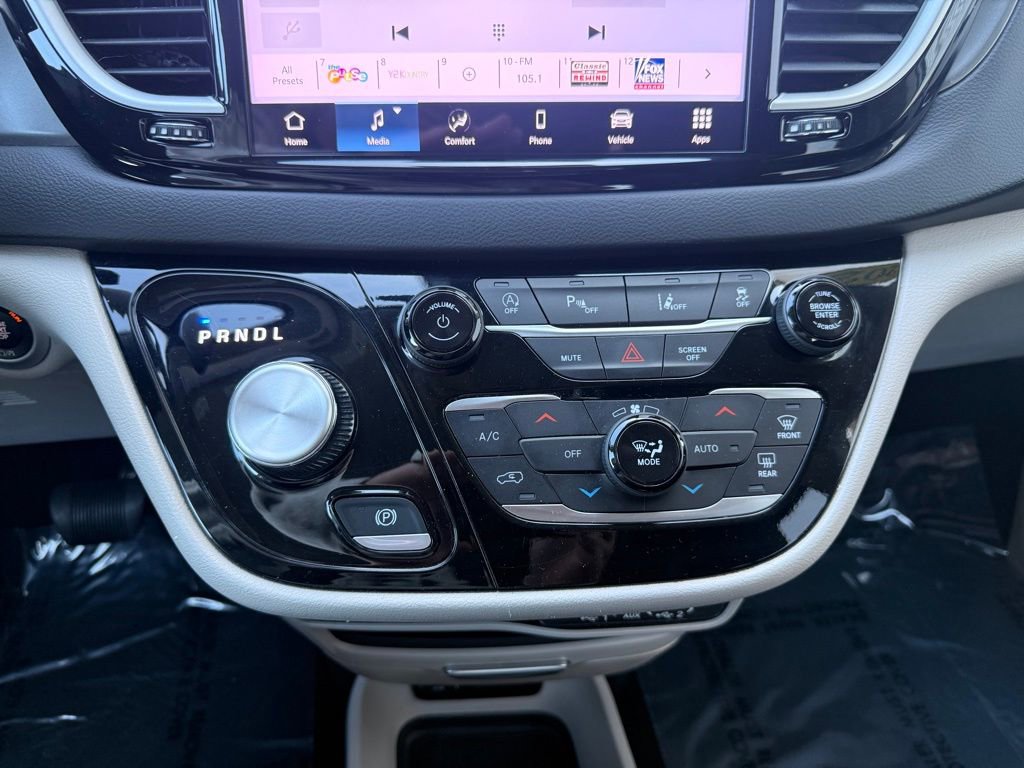 Used 2024 Chrysler Pacifica Touring-L image 26