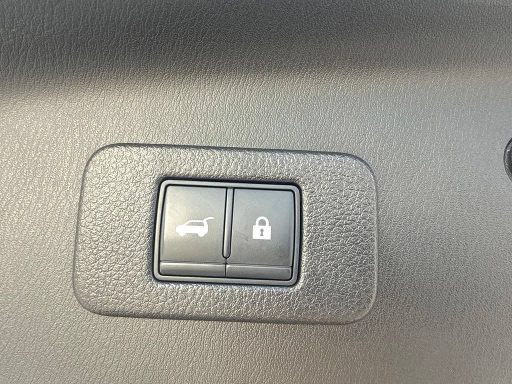 Used 2022 Nissan Armada SL w/ Captain's Chairs Package AWD/4WD image 11