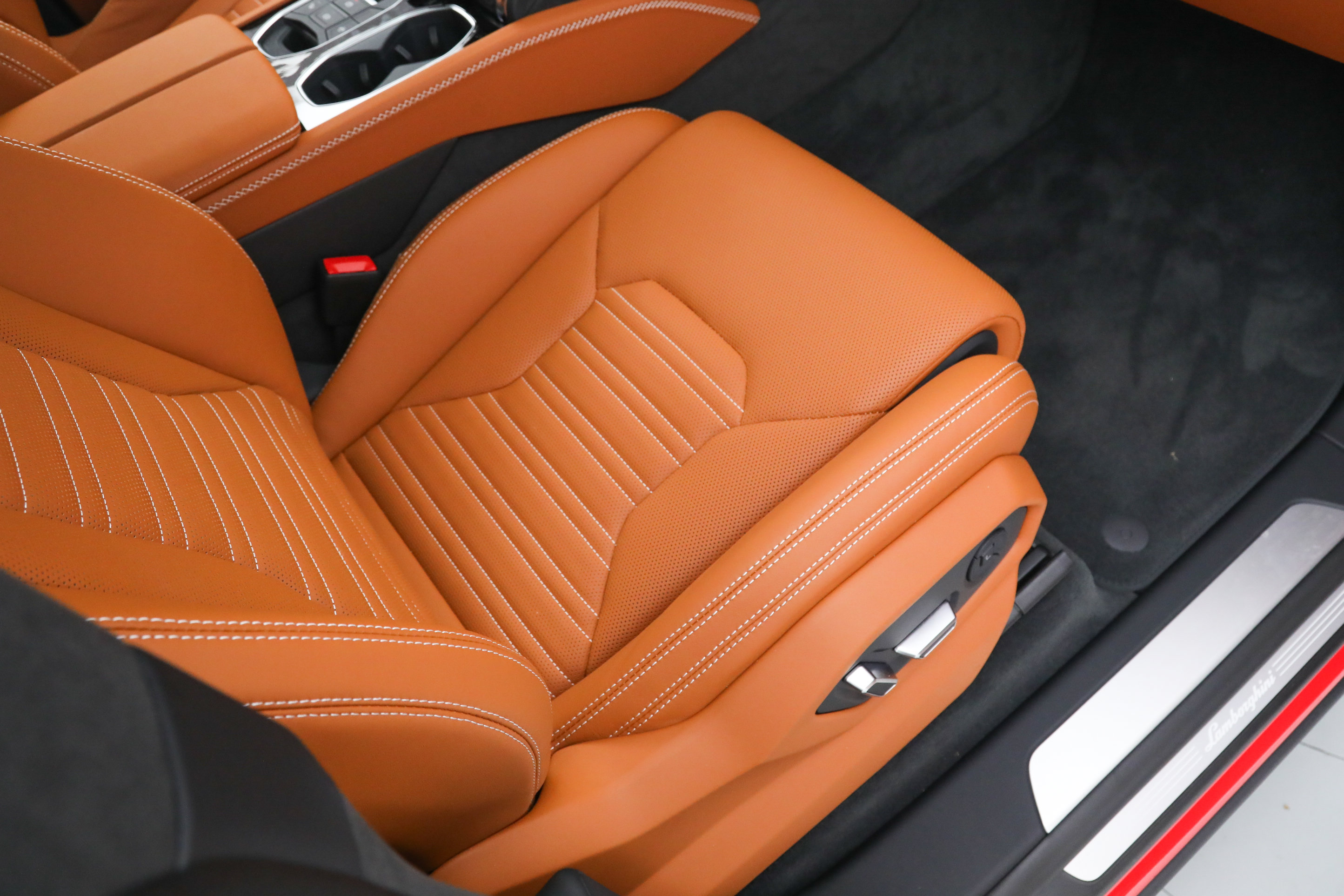 Used 2025 Lamborghini Urus SE AWD/4WD image 18