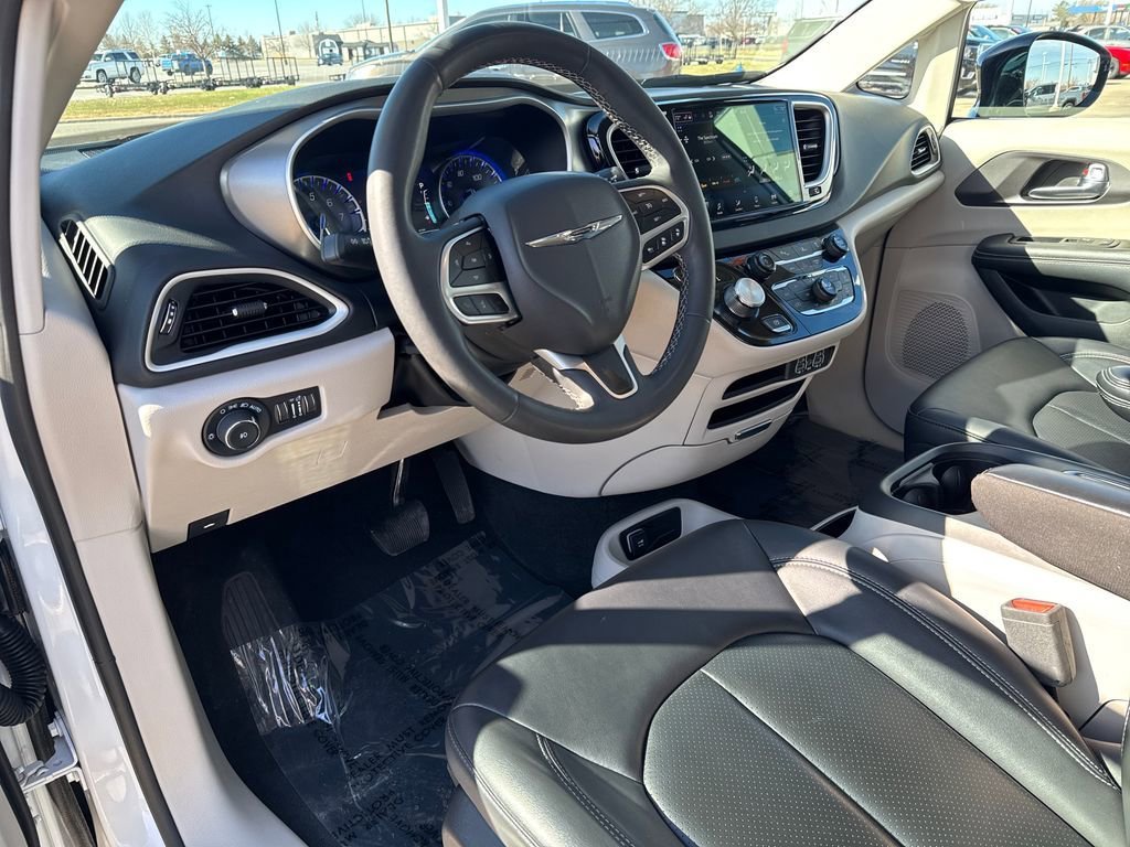 Used 2024 Chrysler Pacifica Touring-L image 10