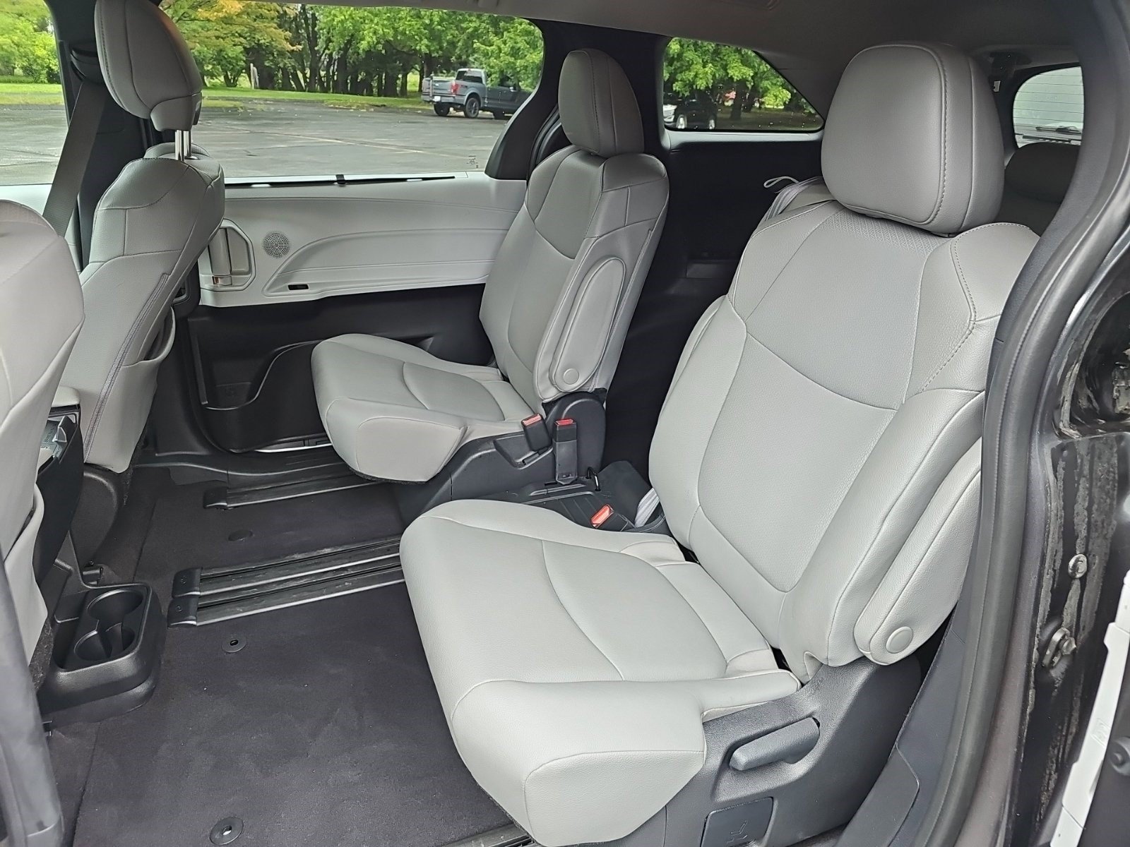 Used 2025 Toyota Sienna XLE FWD image 19