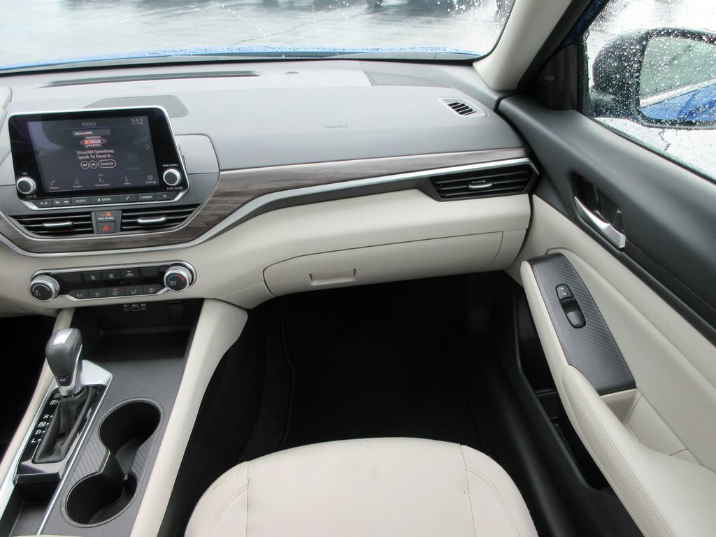 Used 2025 Nissan Altima 2.5 SV FWD image 14