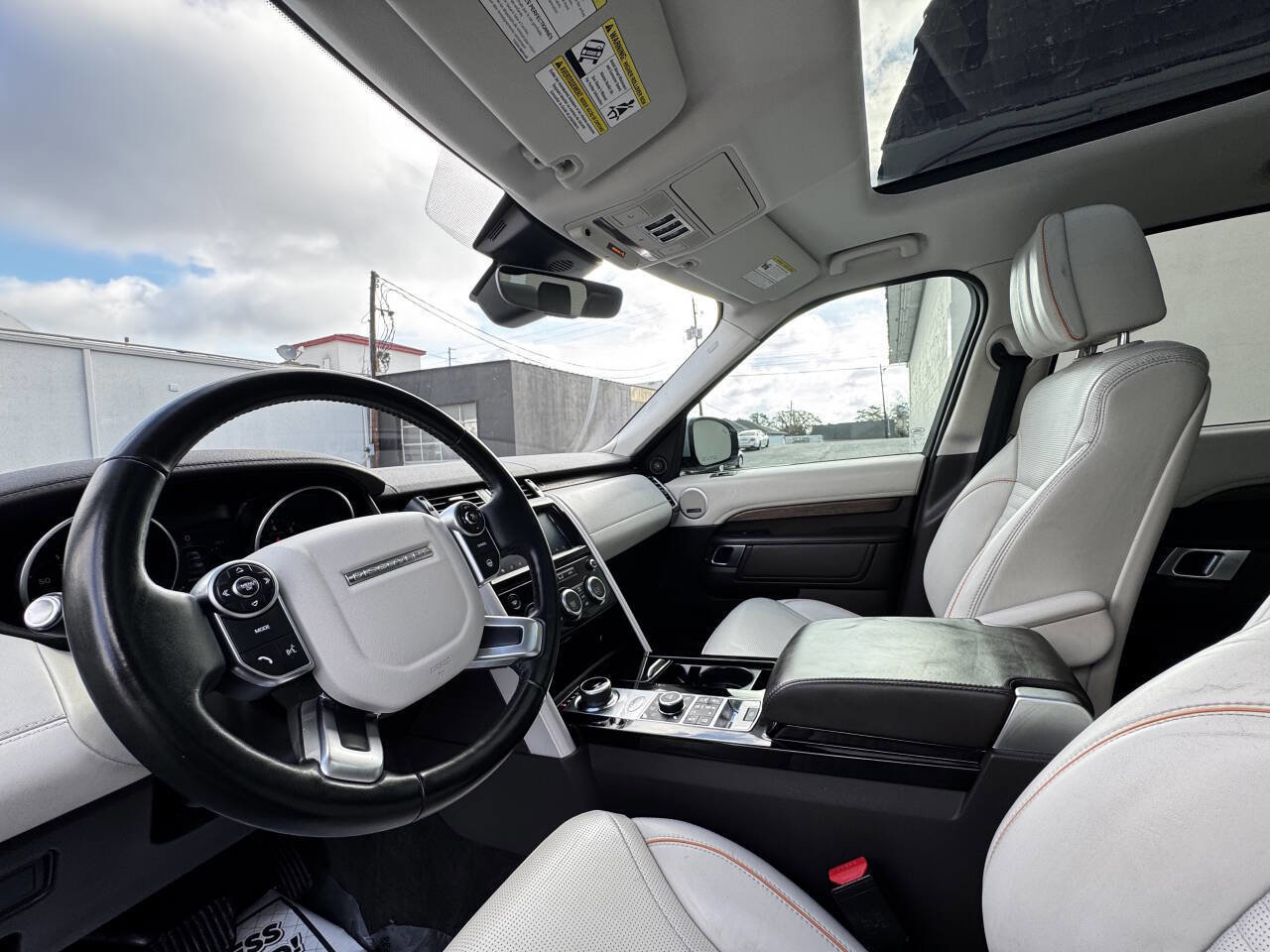 Used 2017 Land Rover Discovery HSE Luxury image 11