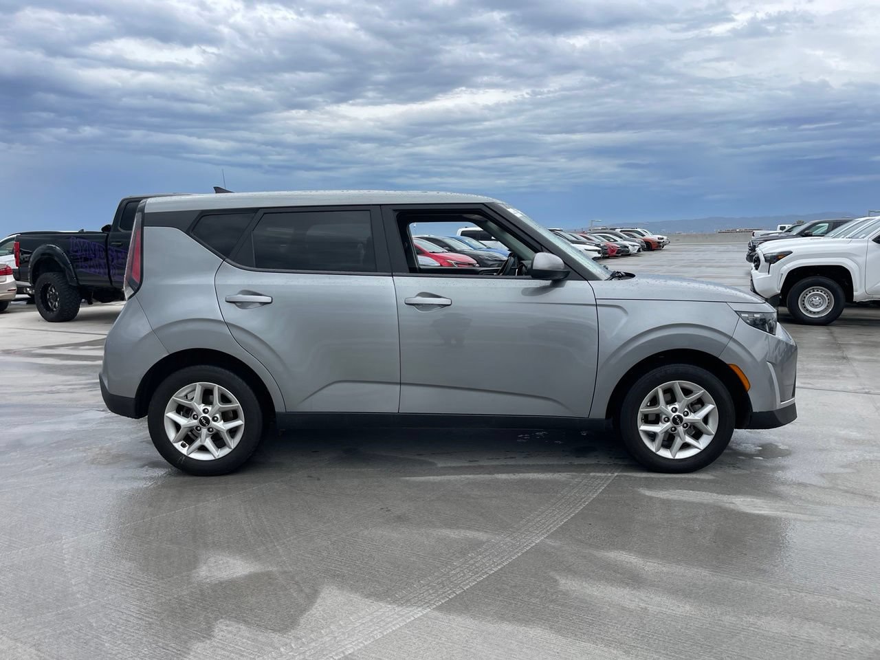 Used 2024 Kia Soul LX w/ Option Group 015 FWD image 2