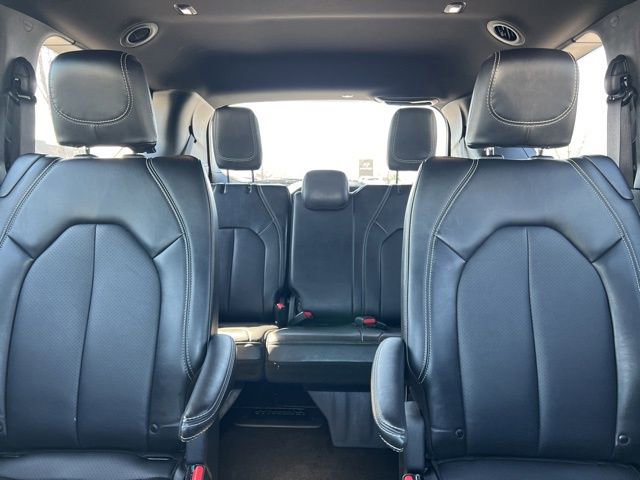 Used 2025 Chrysler Pacifica Select image 29