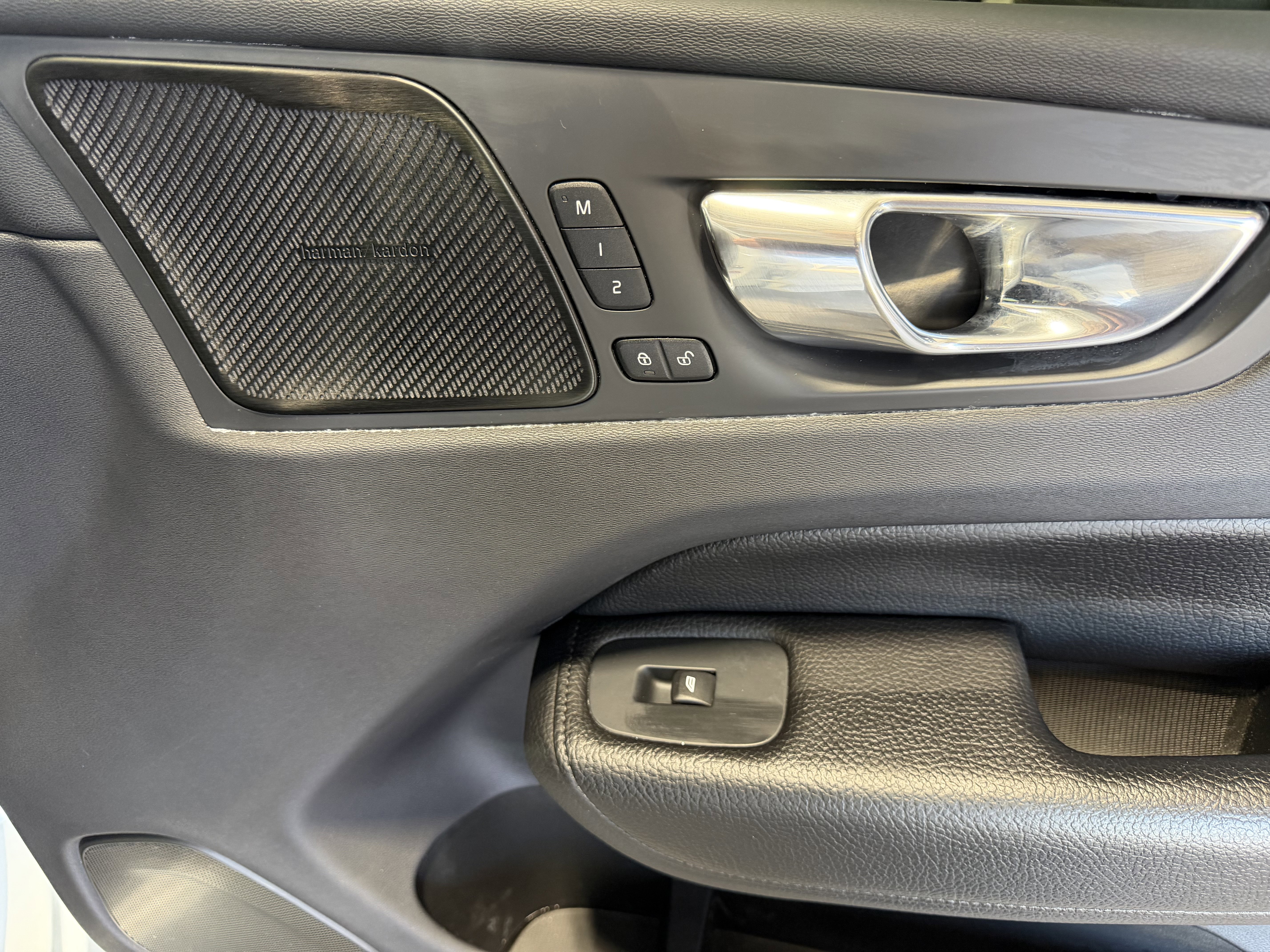 Used 2019 Volvo XC60 T5 Momentum w/ Multimedia Package image 22