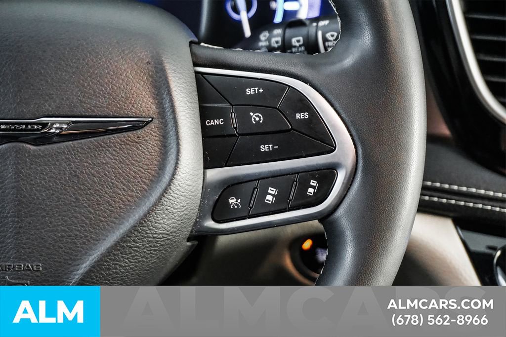 Used 2024 Chrysler Pacifica Select image 28
