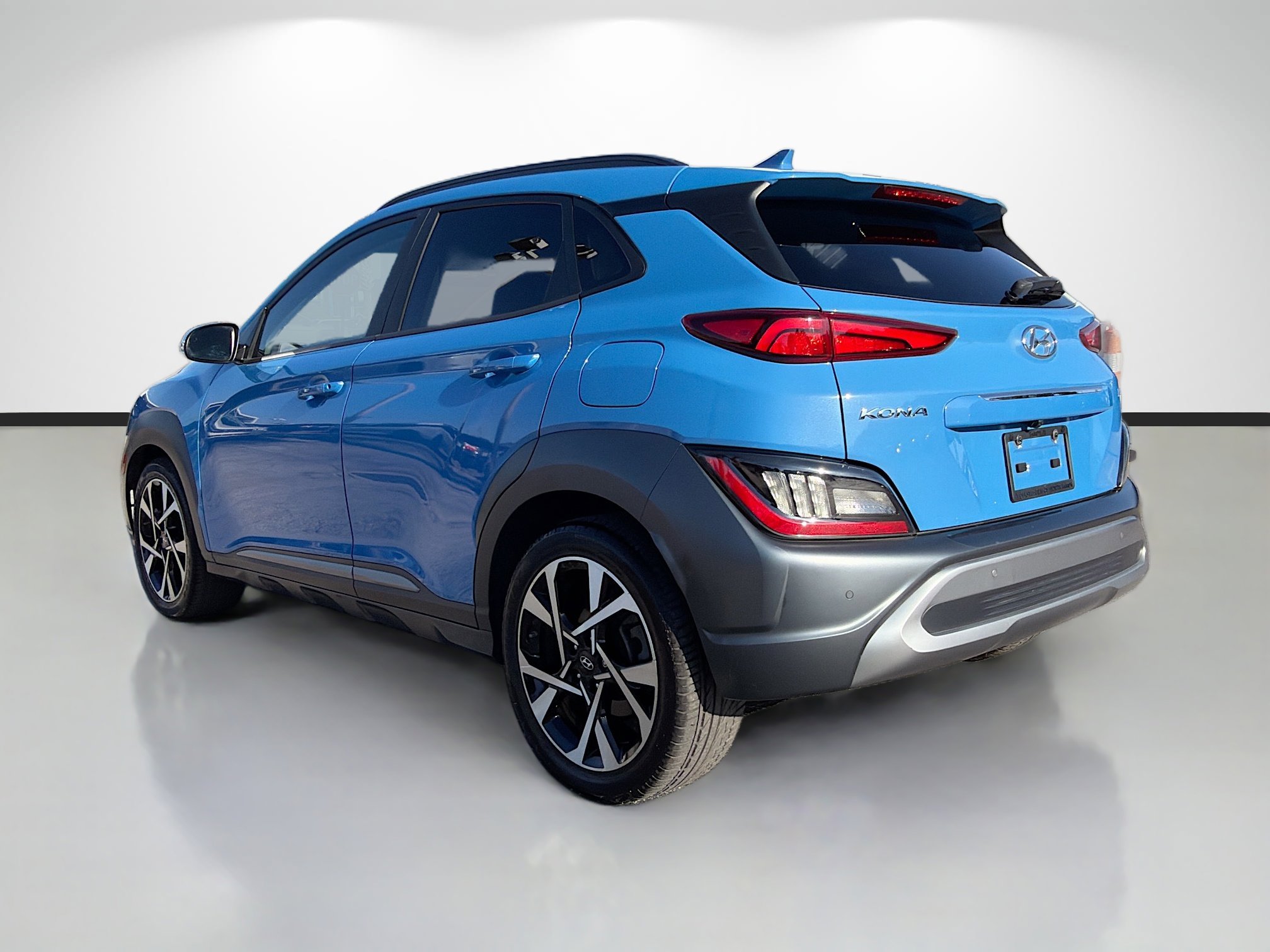 Used 2022 Hyundai Kona Limited w/ Cargo Package FWD image 5