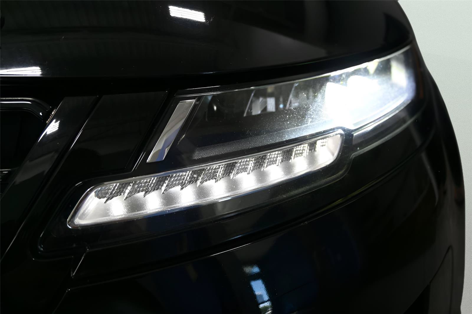 Used 2020 Land Rover Range Rover Evoque S AWD/4WD image 35