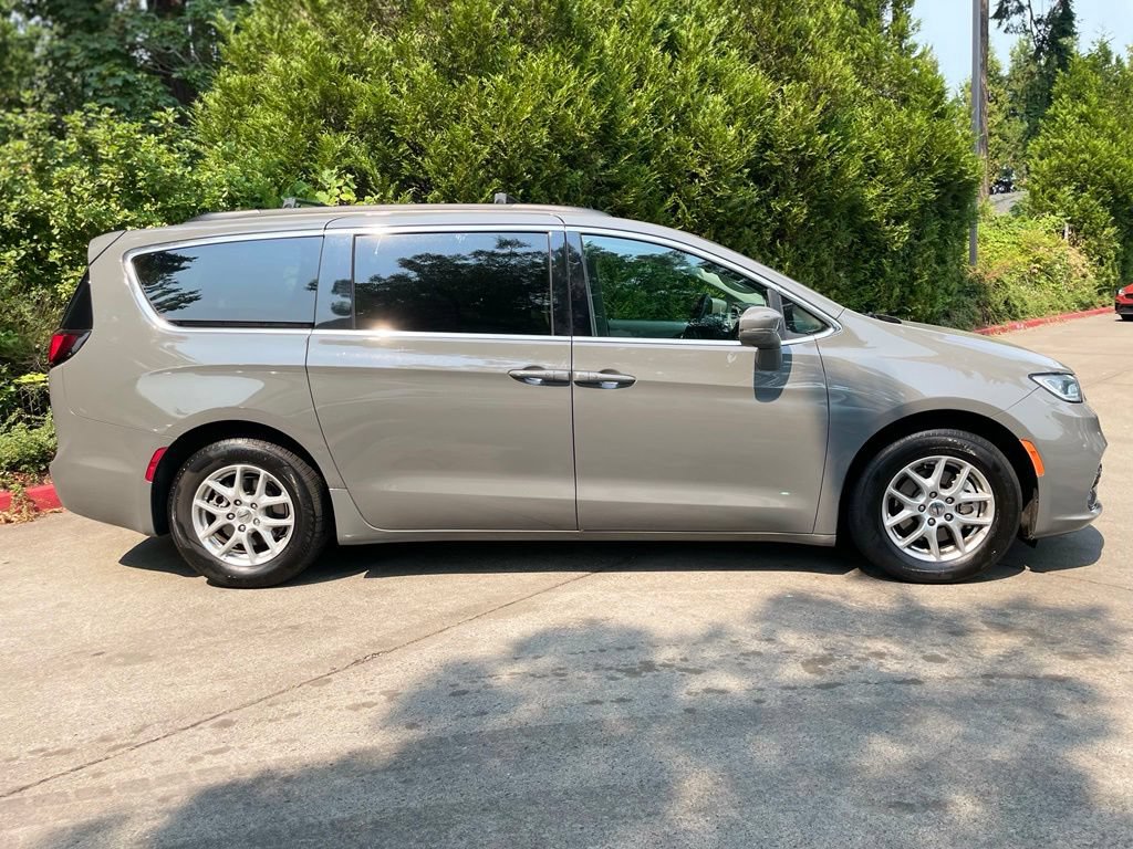 Used 2022 Chrysler Pacifica Touring-L FWD image 3