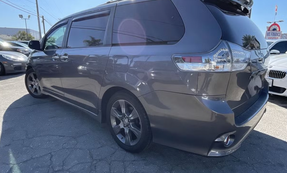 Used 2015 Toyota Sienna SE FWD image 4
