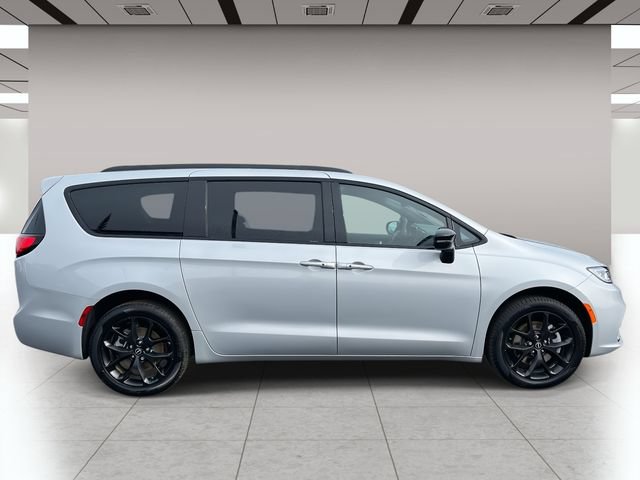 New 2026 Chrysler Pacifica Select w/ S Appearance Package AWD/4WD image 2