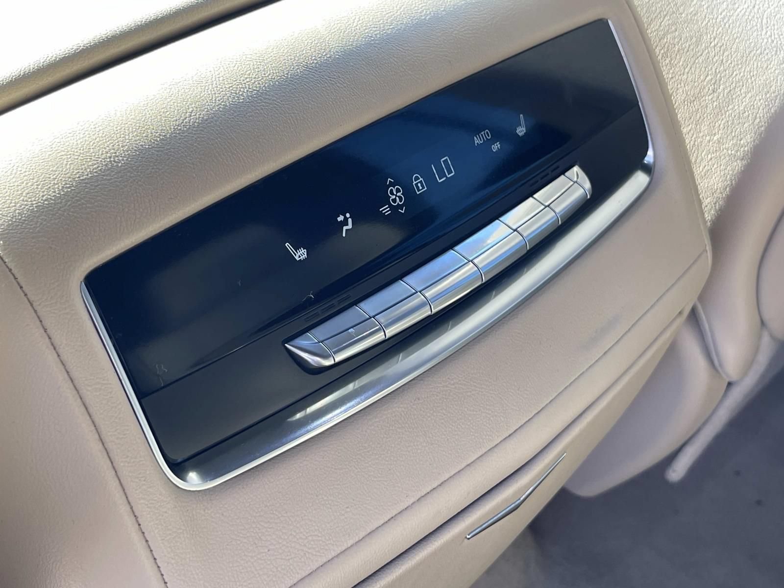 Used 2024 Cadillac Escalade Premium Luxury RWD image 16