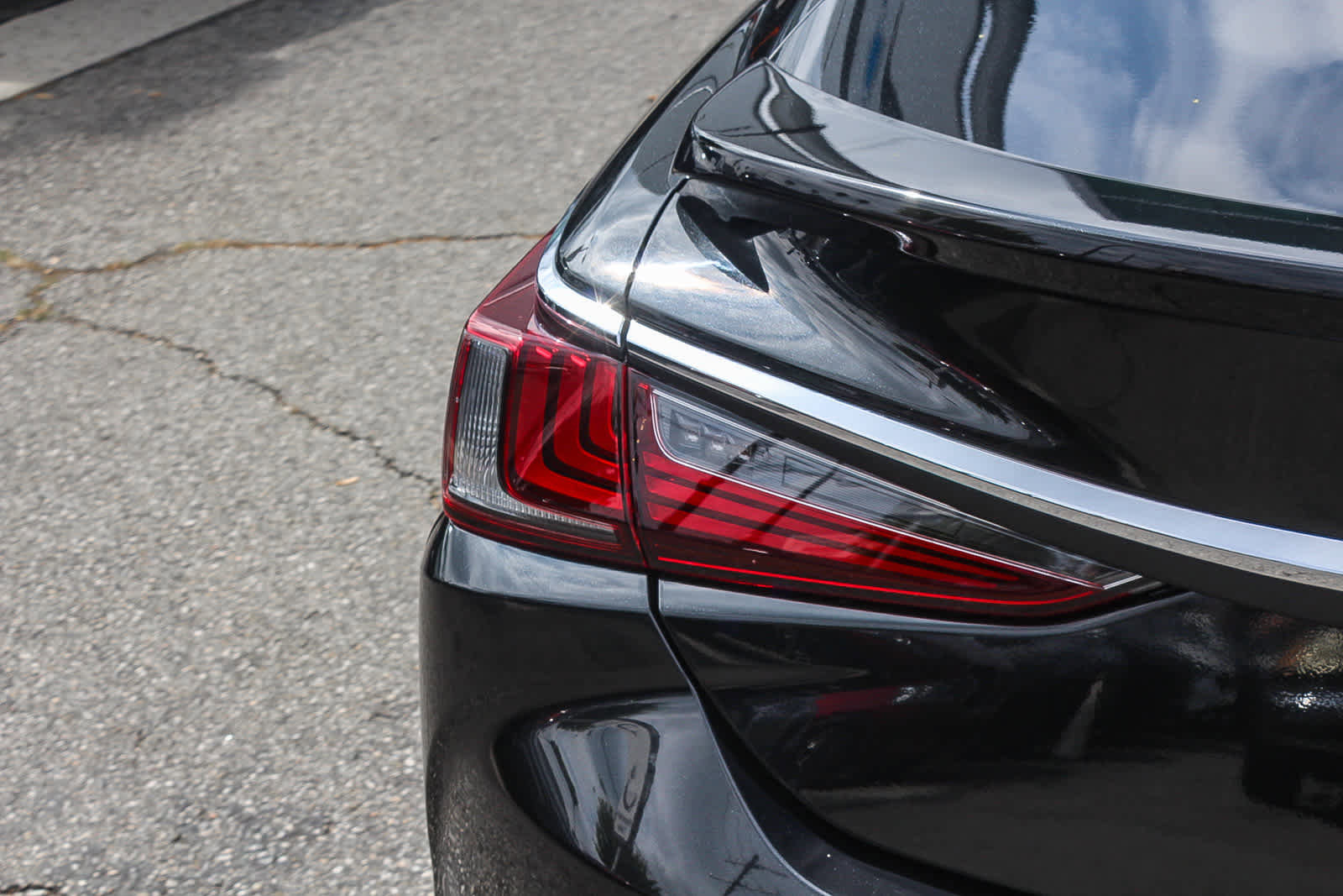 Used 2025 Lexus ES 300h w/ Premium Package image 13