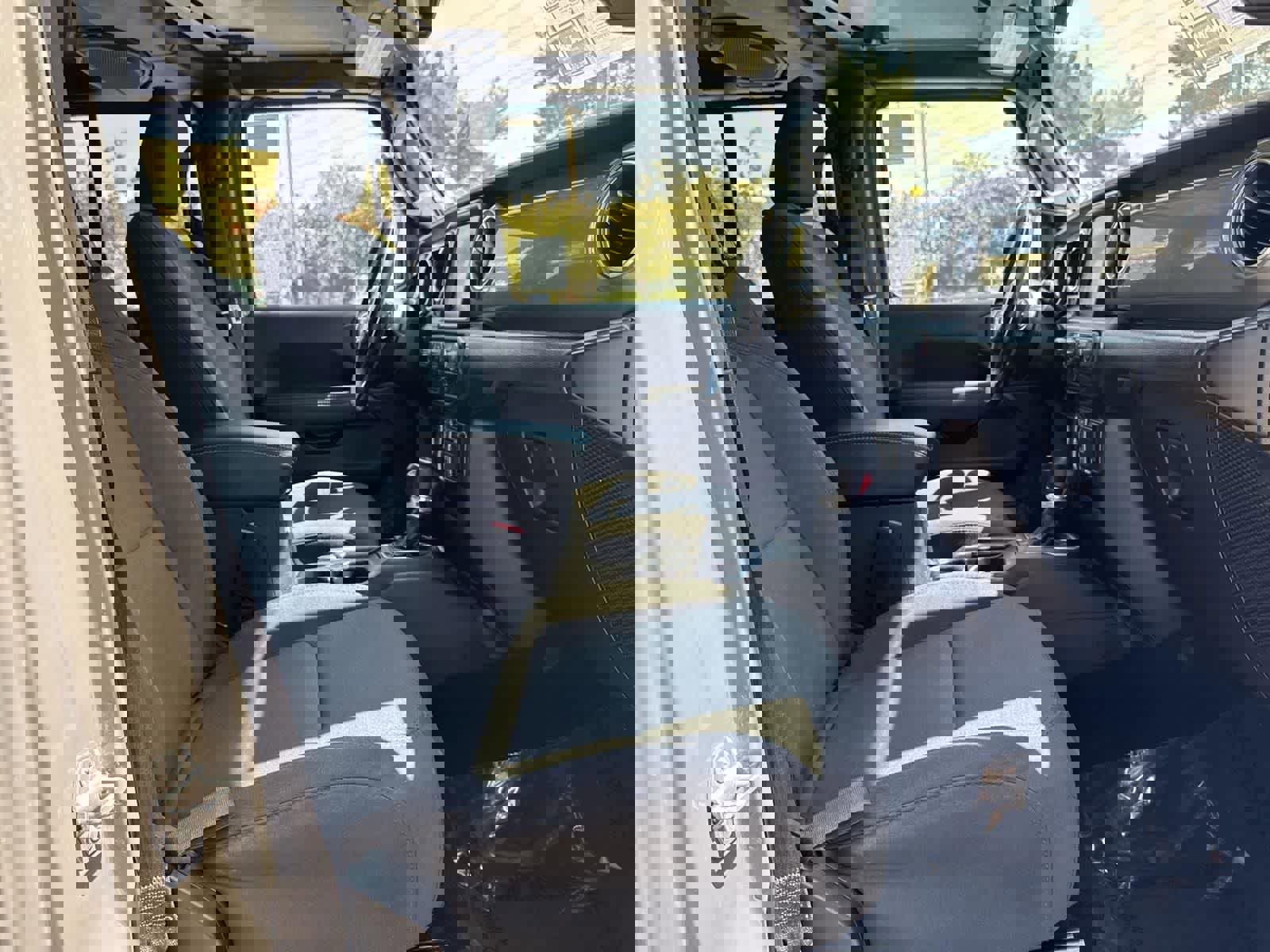 Used 2022 Jeep Wrangler Unlimited Sahara image 36