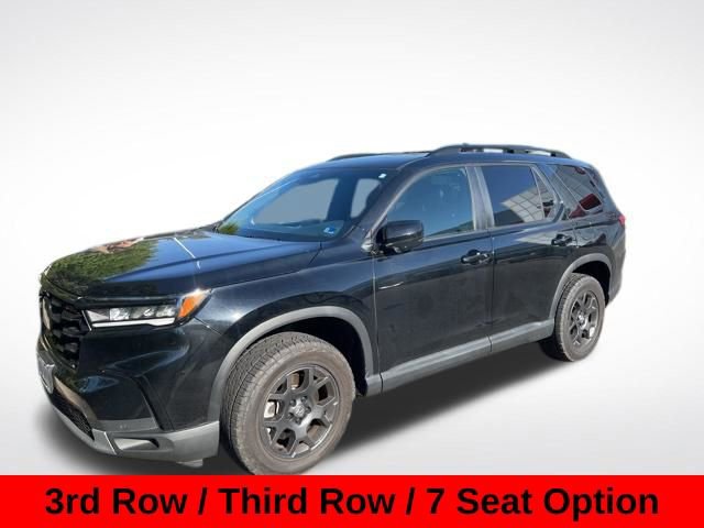 Used 2025 Honda Pilot TrailSport image 2