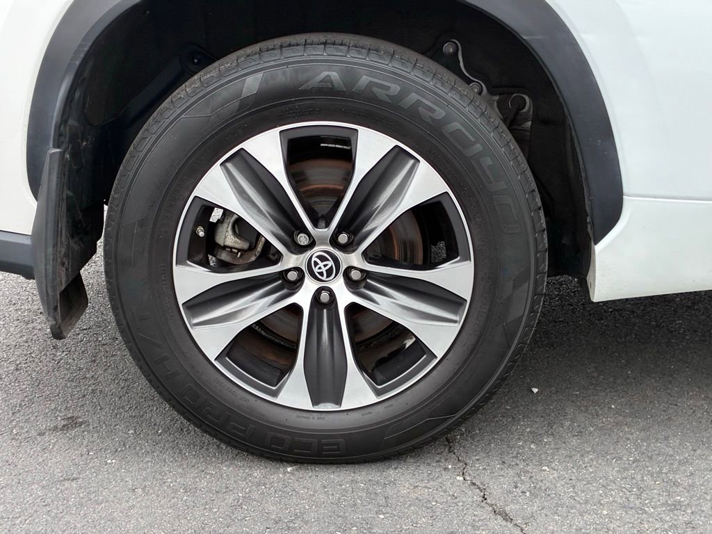 Used 2023 Toyota Highlander XLE AWD/4WD image 50