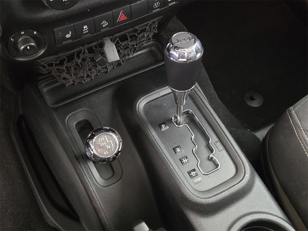 Used 2018 Jeep Wrangler Unlimited Sahara w/ Connectivity Group image 31