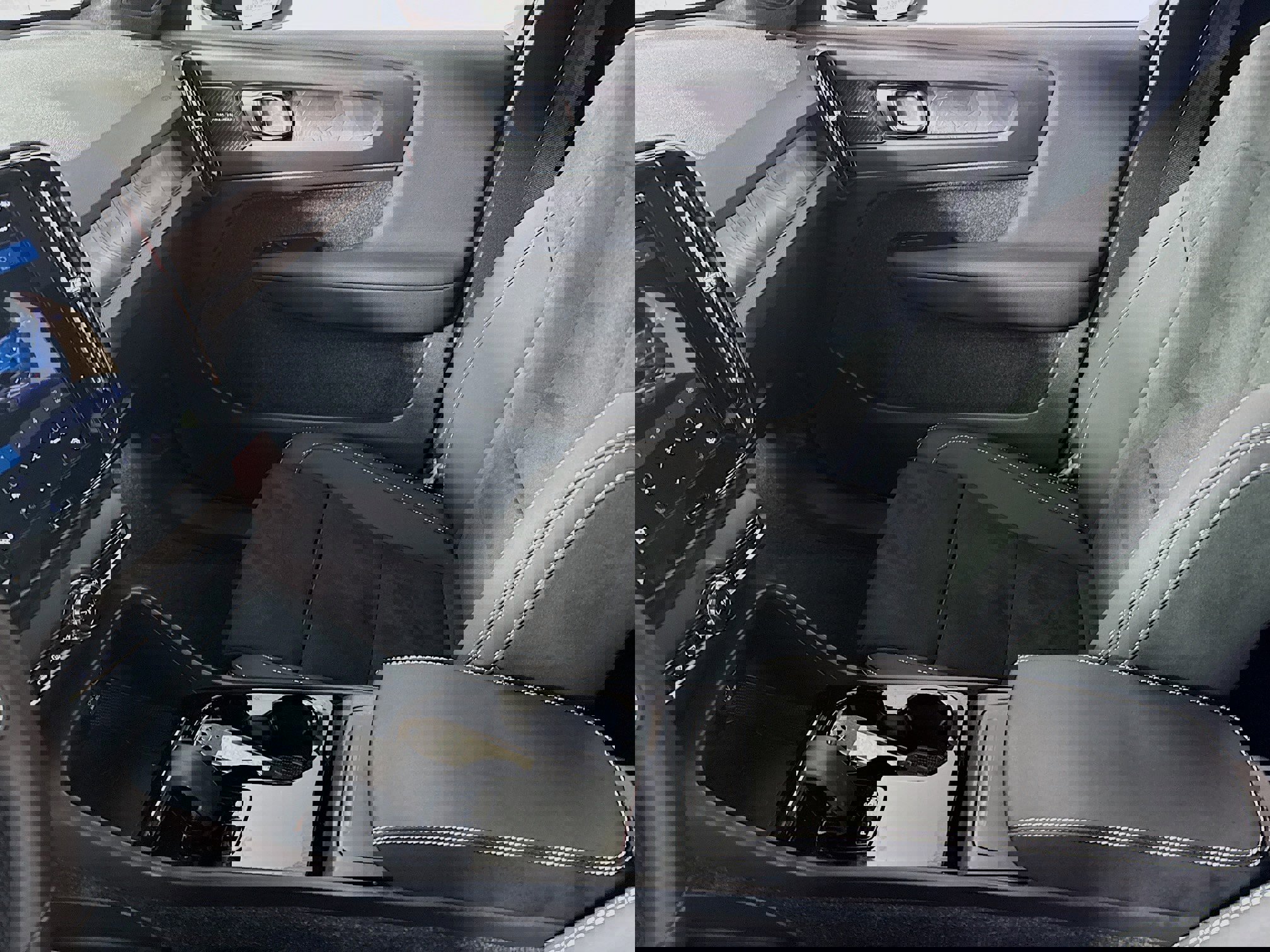 Used 2023 Volvo C40 P8 Recharge Ultimate AWD/4WD image 25