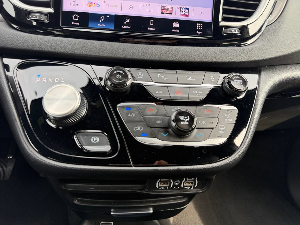 Used 2025 Chrysler Pacifica Select FWD image 11