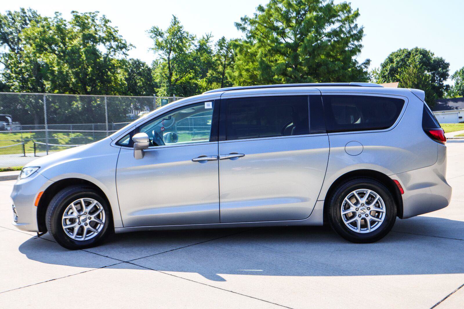 Used 2021 Chrysler Pacifica Touring-L FWD image 4