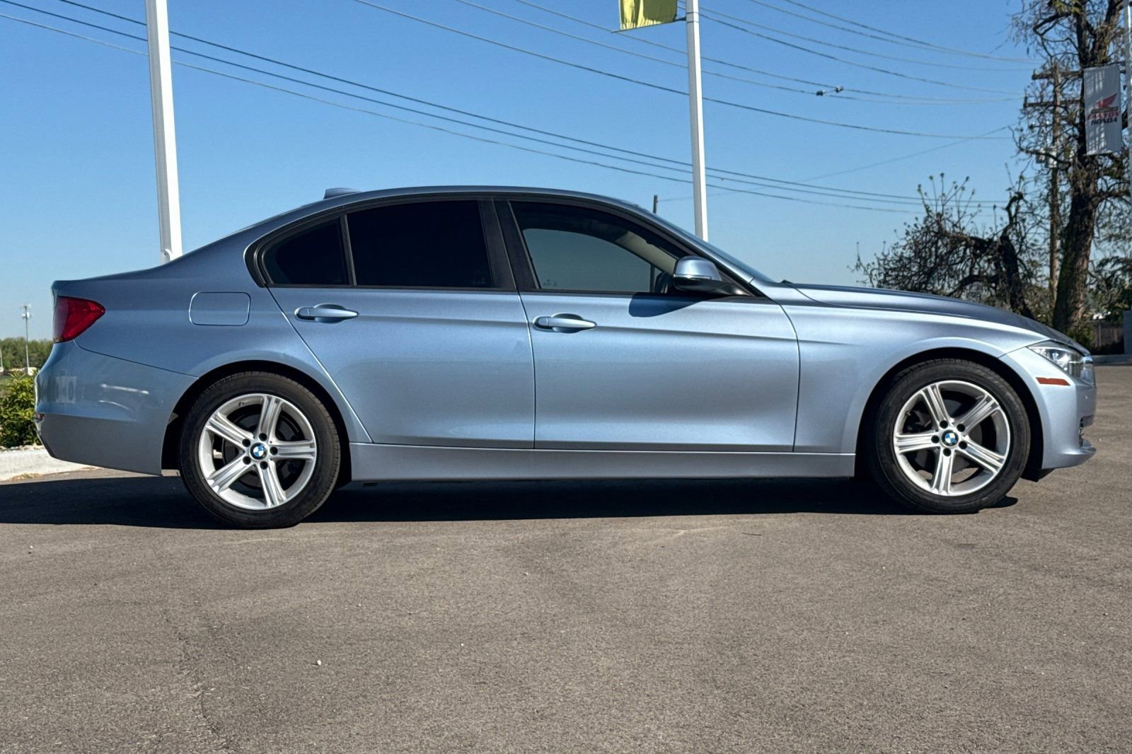 Used 2015 BMW 320i Sedan RWD image 3