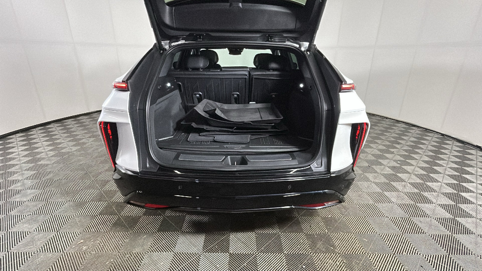 Used 2024 Cadillac Lyriq Sport w/ LPO, Floor Liner Package AWD/4WD image 32