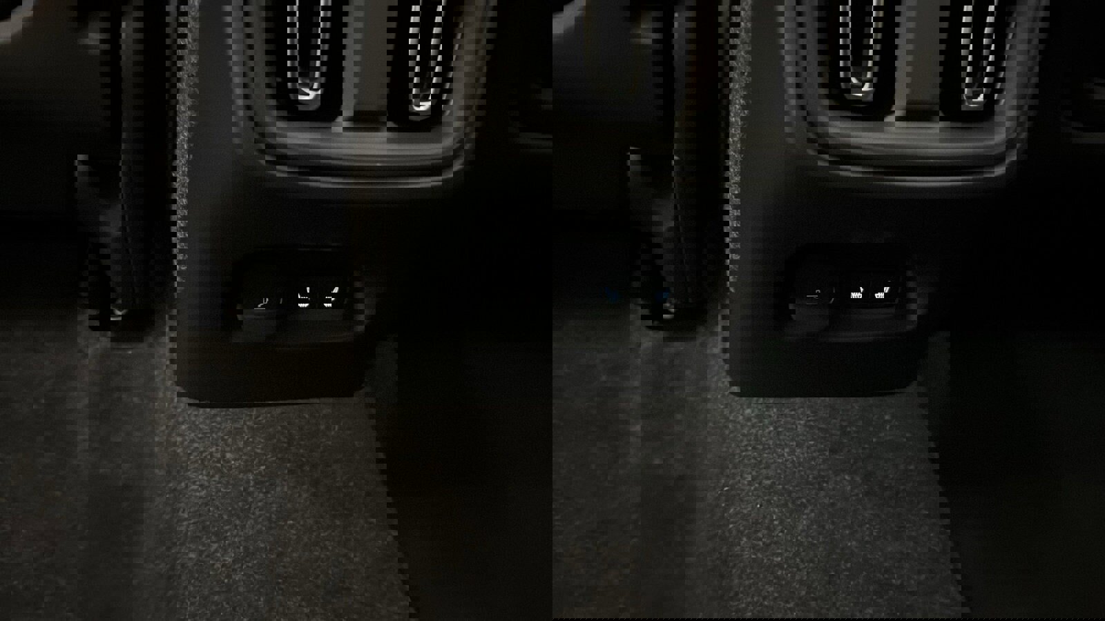 Used 2026 Volvo XC40 B5 Ultra w/ Protection Package Premier image 28