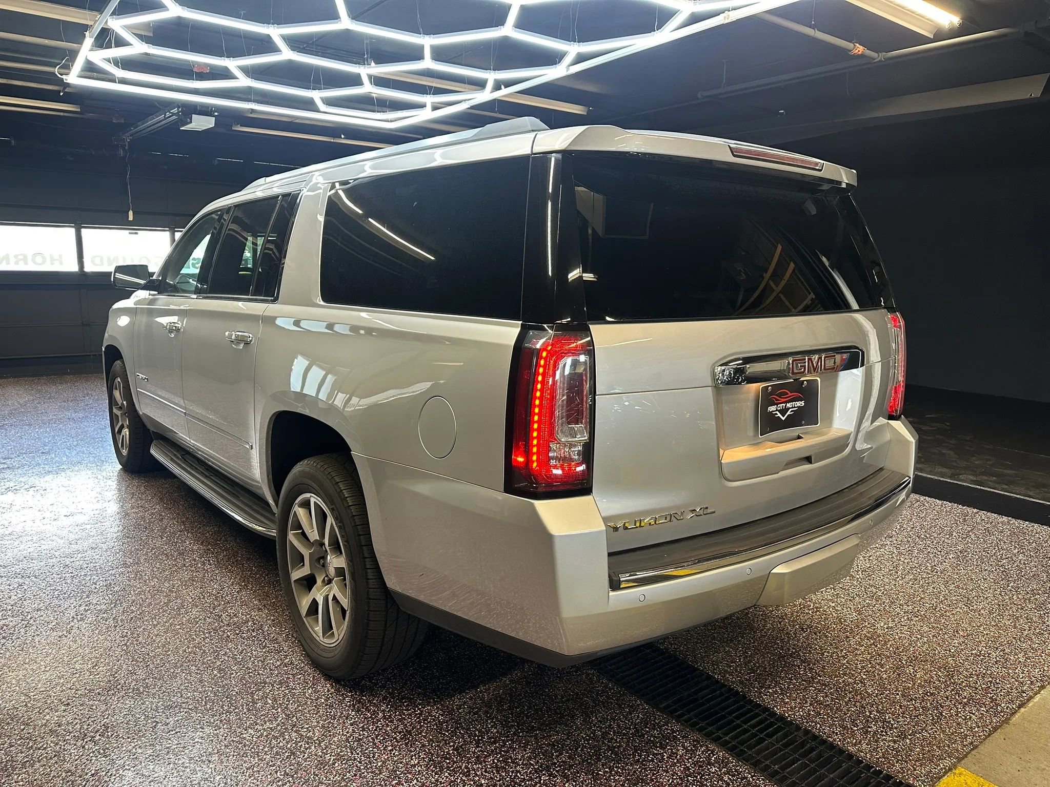 Used 2018 GMC Yukon XL Denali RWD image 5
