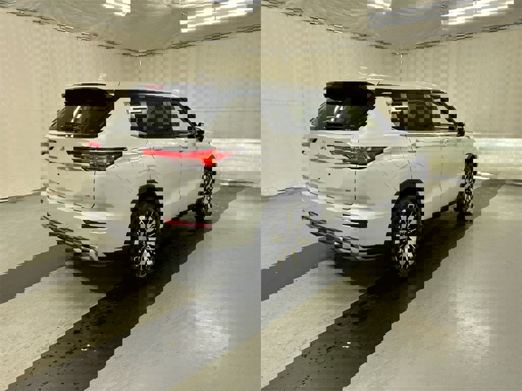 New 2025 Mitsubishi Outlander SE image 2