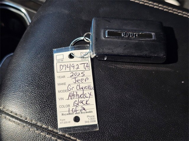 Used 2025 Jeep Grand Cherokee Altitude image 32