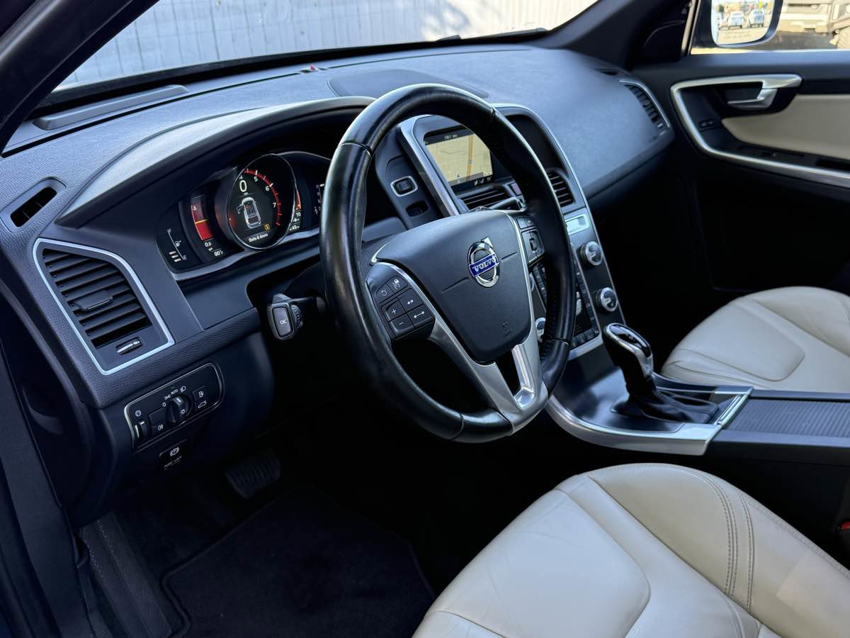 Used 2015 Volvo XC60 T6 Platinum image 24