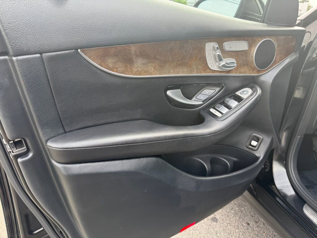 Used 2017 Mercedes-Benz GLC 300 4MATIC image 8