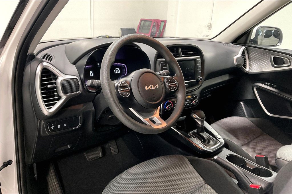 Used 2025 Kia Soul LX w/ LX Technology Package FWD image 16