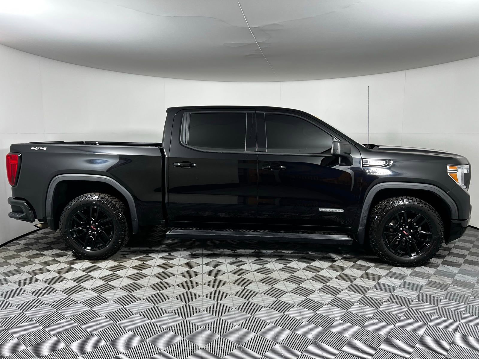 Used 2021 GMC Sierra 1500 Elevation w/ LPO, Elevation Black Package image 4