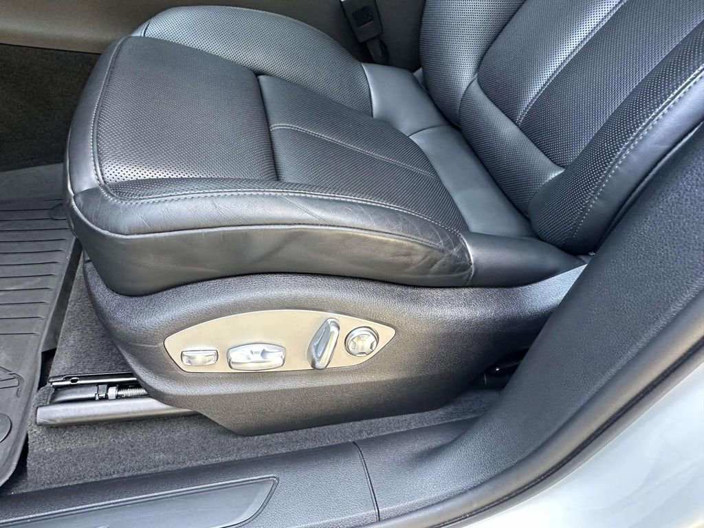 Certified 2025 Porsche Macan image 6