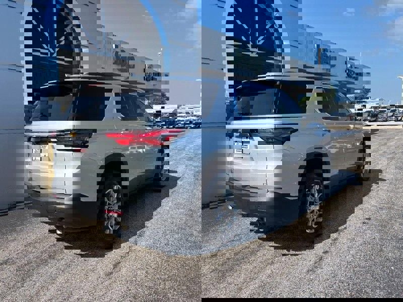 Used 2022 Chevrolet Traverse LT image 3