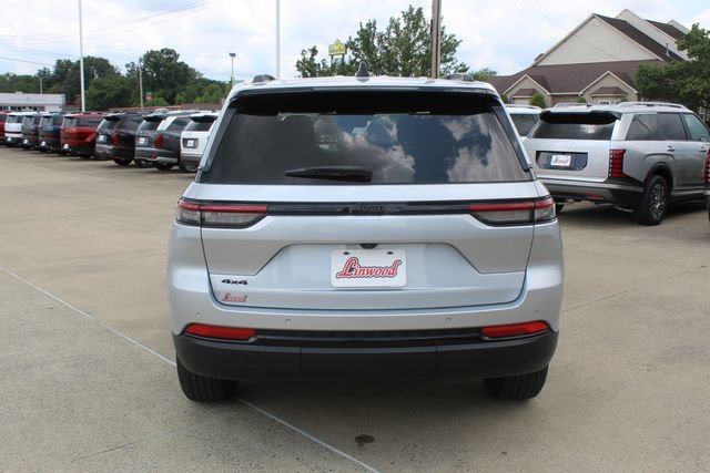 Used 2025 Jeep Grand Cherokee Altitude AWD/4WD image 5