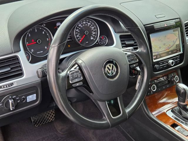 Used 2013 Volkswagen Touareg TDI image 18