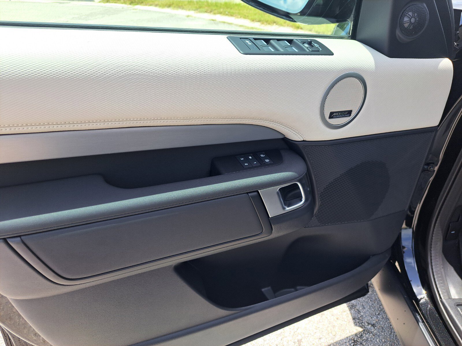 Certified 2025 Land Rover Discovery Dynamic SE image 10