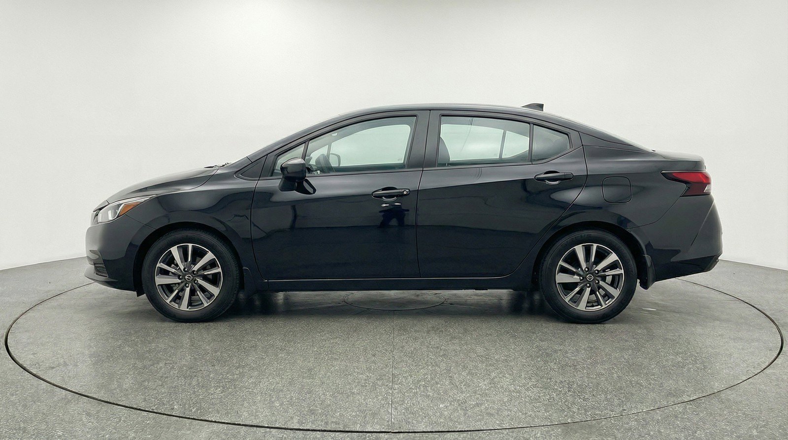 Used 2025 Nissan Versa SV image 5